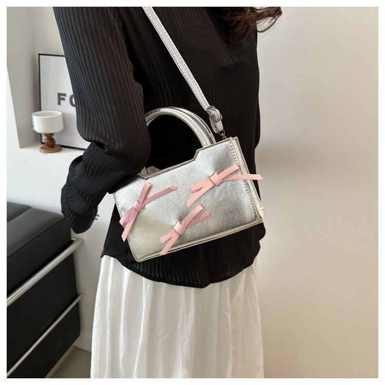 Túi xách cầm tay nơ màu bột sáng màu bạc